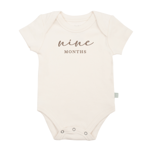Body mit Neun-Monats-Motiv in Taupe