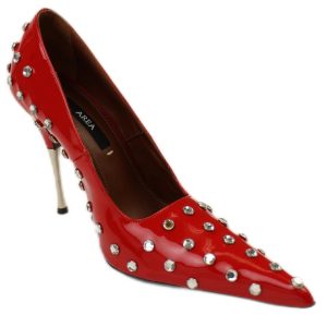 Rote Pumps mit Punkten und Nieten