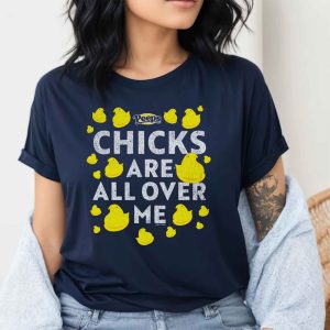 PEEPS: T-Shirt mit dem Aufdruck „Chicks Are All Over Me“